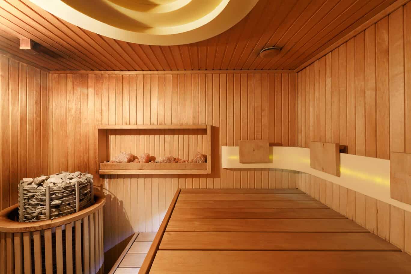 Sauna-Kabine von innen mit Licht und Ofen