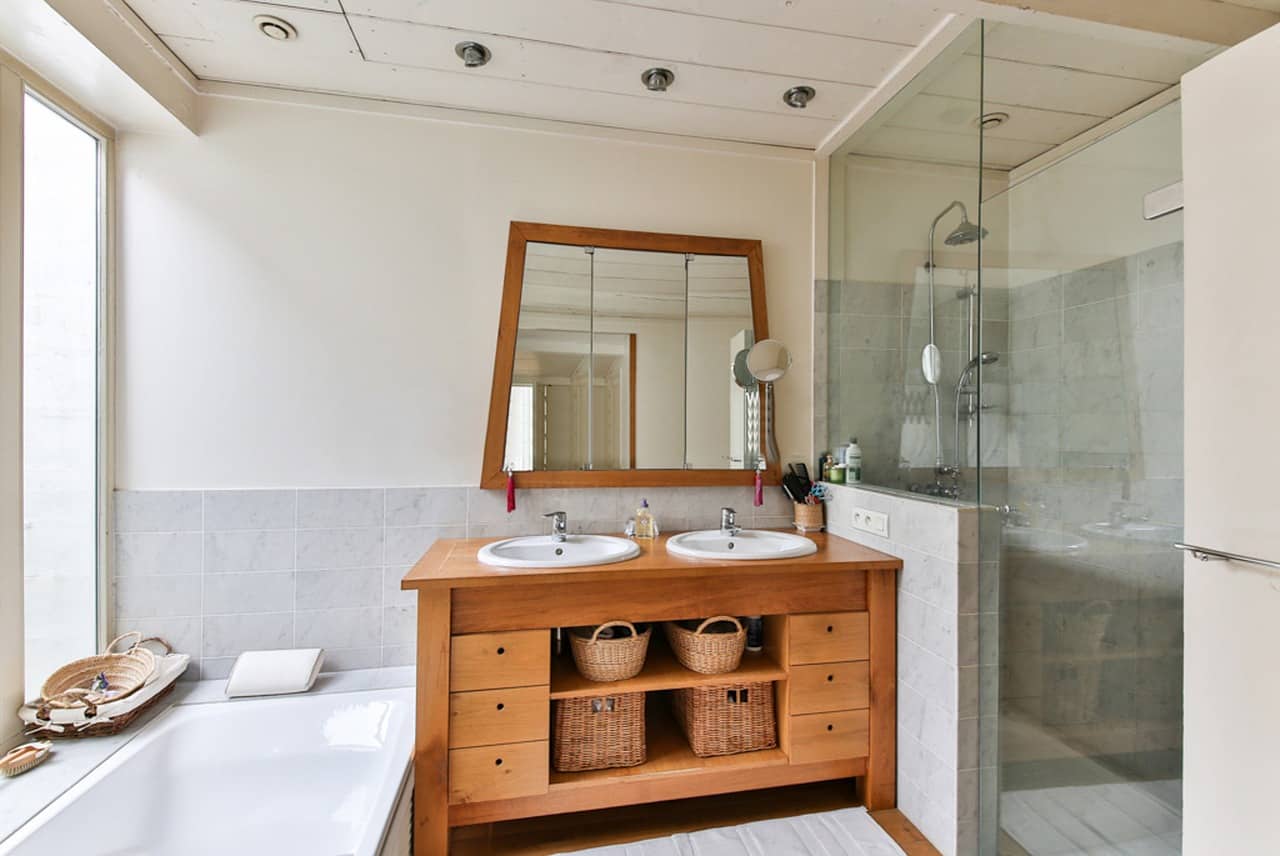 Dampfdusche - Badezimmer mit wunderschönem Waschtisch aus Holz und Dusche mit Glas