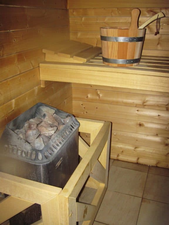 Elektrischer Saunaofen in kleiner Holzsauna