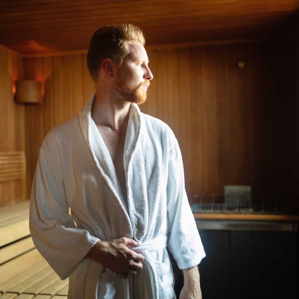 Mann in Sauna denkt nach - wie oft in die Sauna ist gut und gesund
