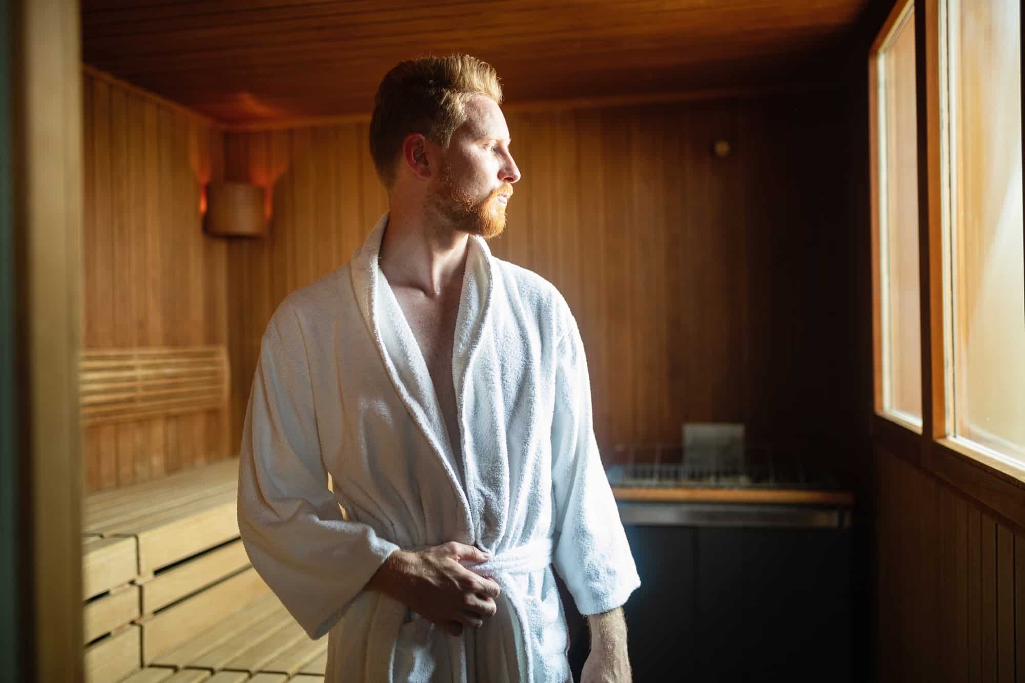 Mann in Sauna denkt nach - wie oft in die Sauna ist gut und gesund