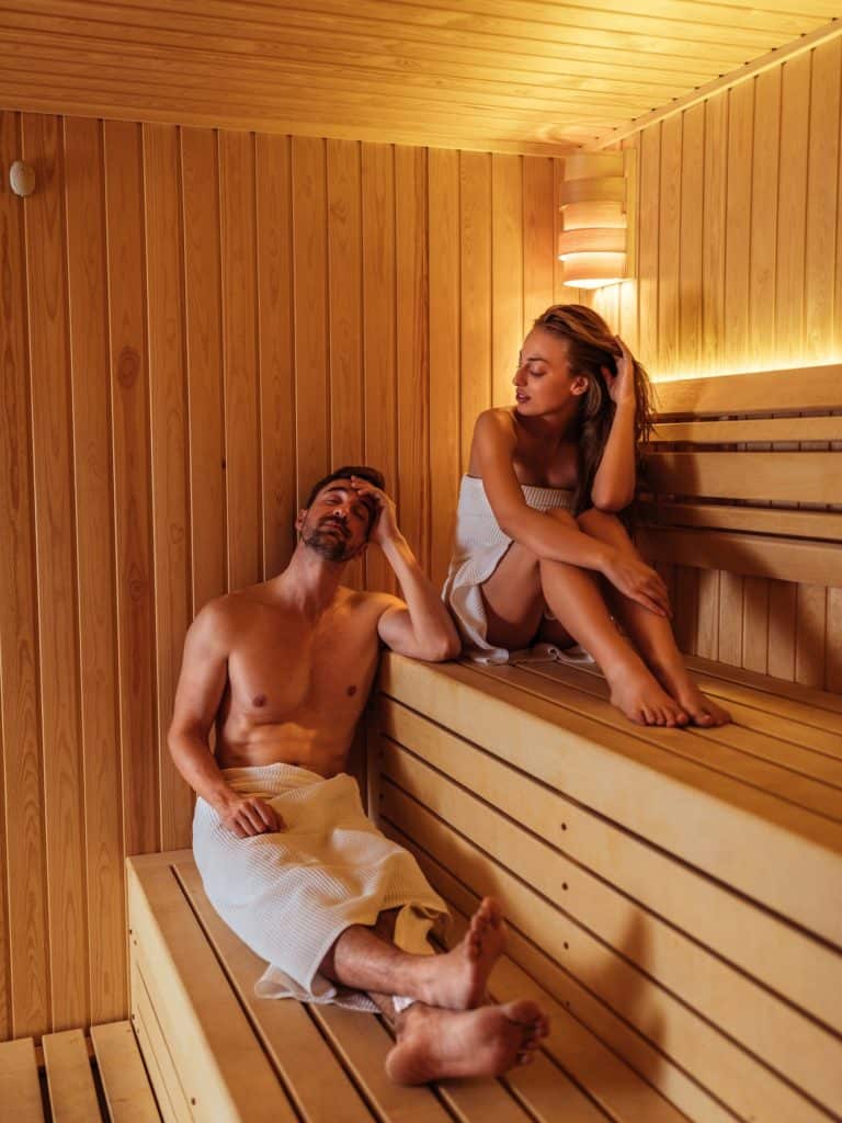 Mann und Frau hören Musik mit Sauna-Lautsprechern