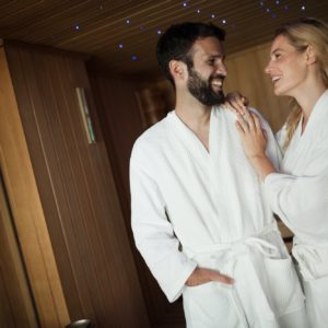 Mann und Frau zum ersten Mal in der Sauna